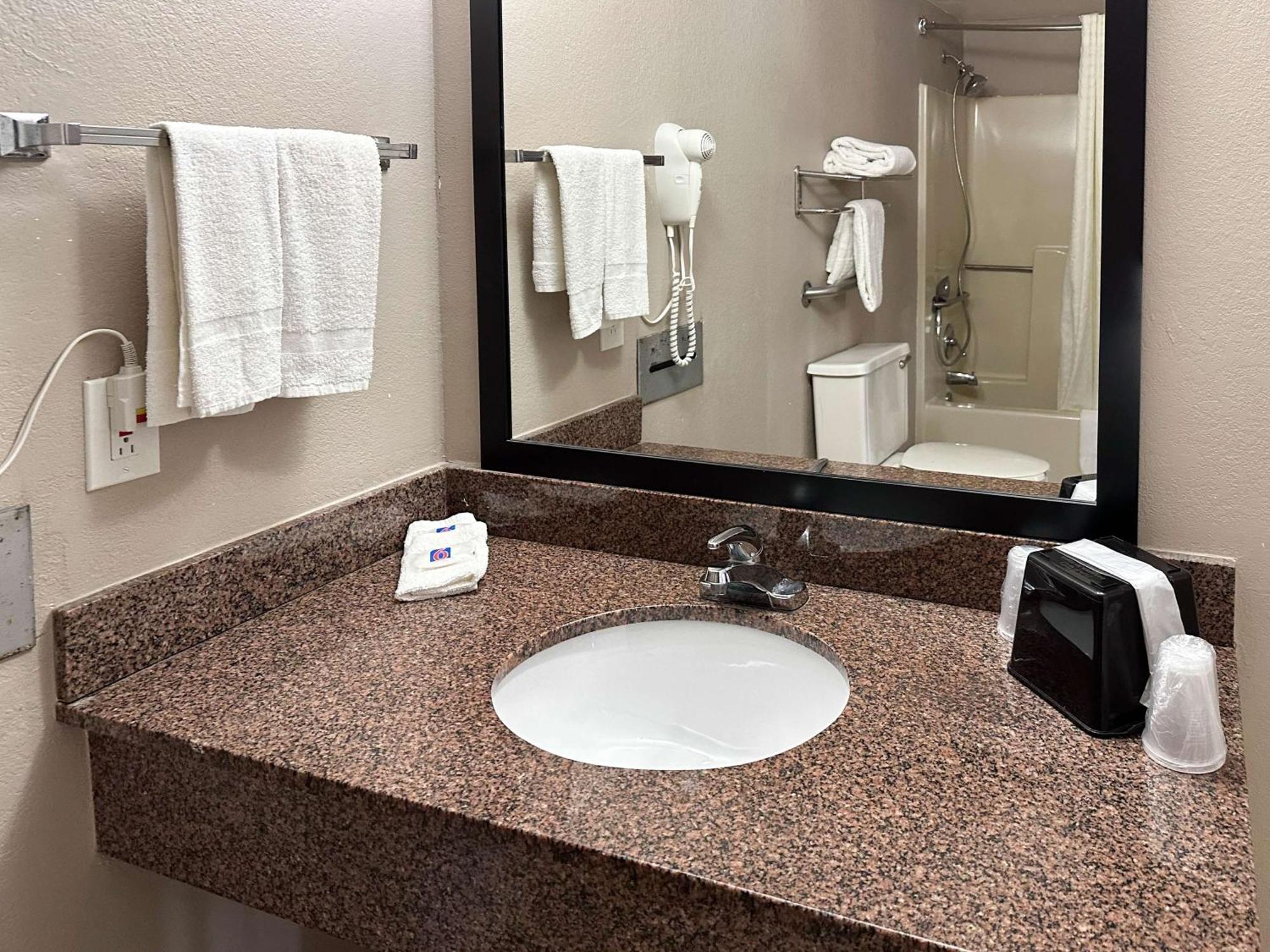 6 Ga Airport East Hotel 2*
