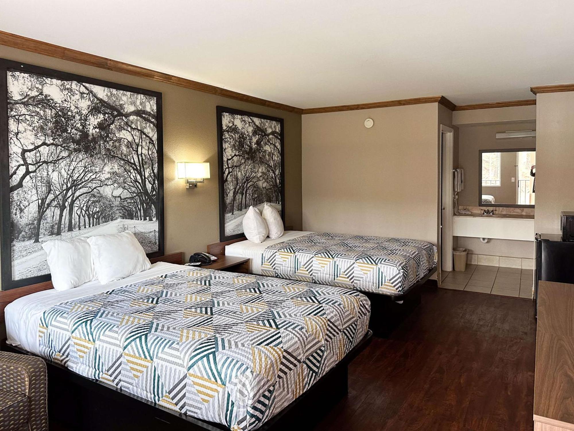 Hotel 6 Ga Airport East